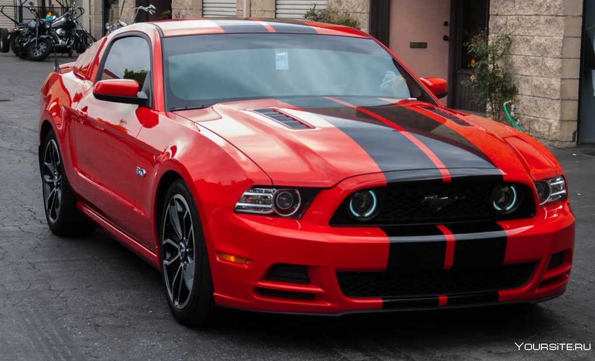 Машина с черной полосой. Форд Мустанг красный. Ford Mustang Shelby gt500 красный. Форд Мустанг 2005 красный. Форд Мустанг 2015 черно красный.