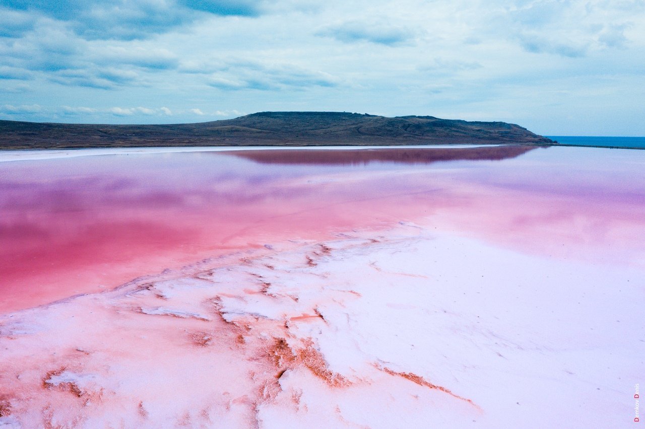 Есть красное озеро. Озеро Ретба Сенегал. Кояшское озеро Керчь. Опукский заповедник Крым розовое озеро. Кояшское розовое озеро в Крыму.