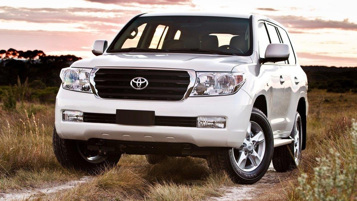 Toyota Land Cruiser 200 белый