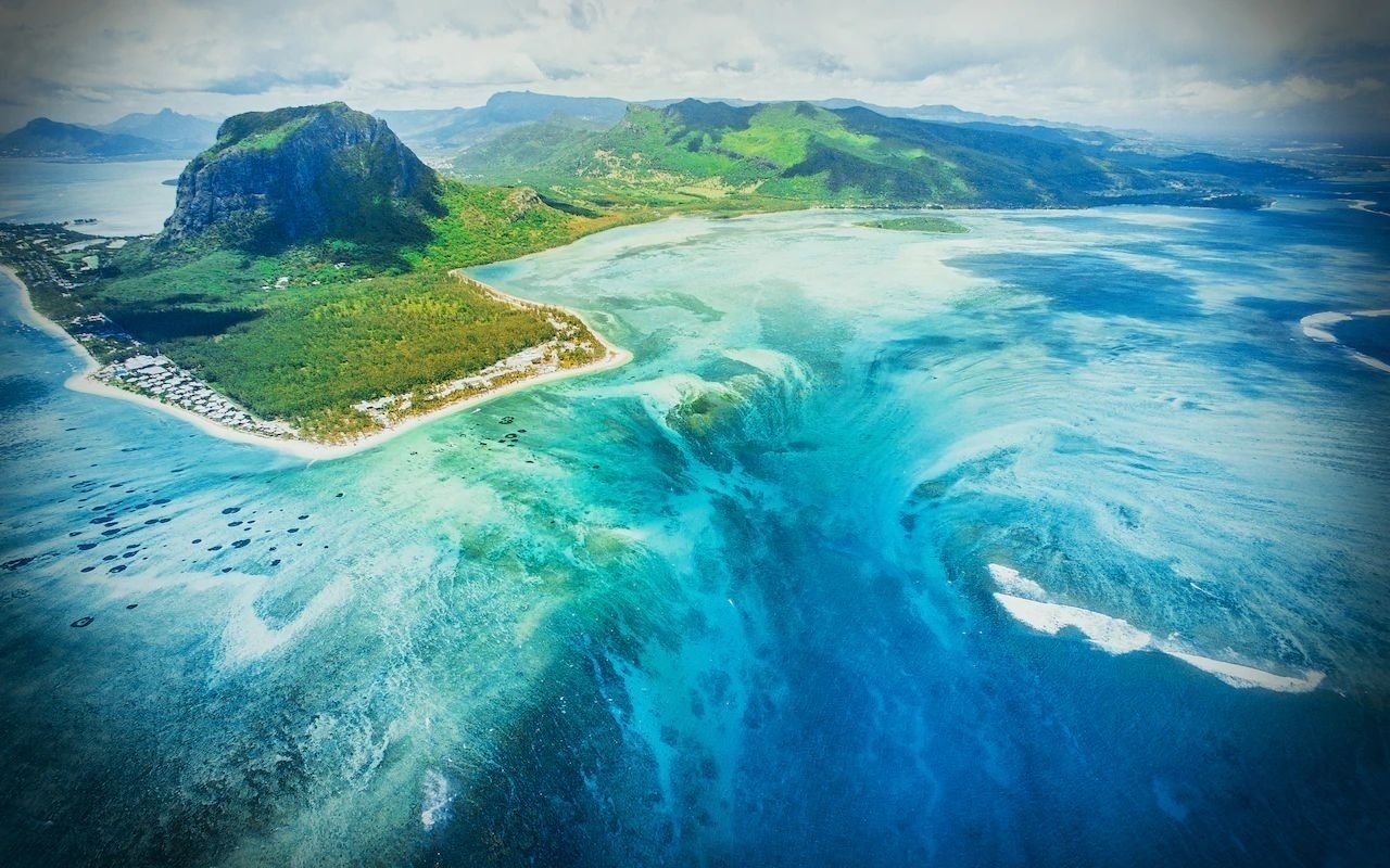 Океан море водопад. Ле Морн Брабан водопад. Леморн Брабант Маврикий. Подводный водопад Ле Морн Брабан. Подводный водопад острова Маврикий.