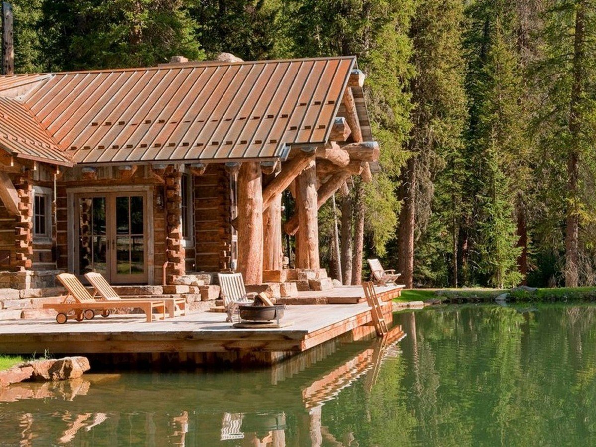 Река лес бревенчатый дом. Деревянный дом у озера. Деревянный дом в лесу у озера. Дом у пруда. Сокровище из дома у реки
