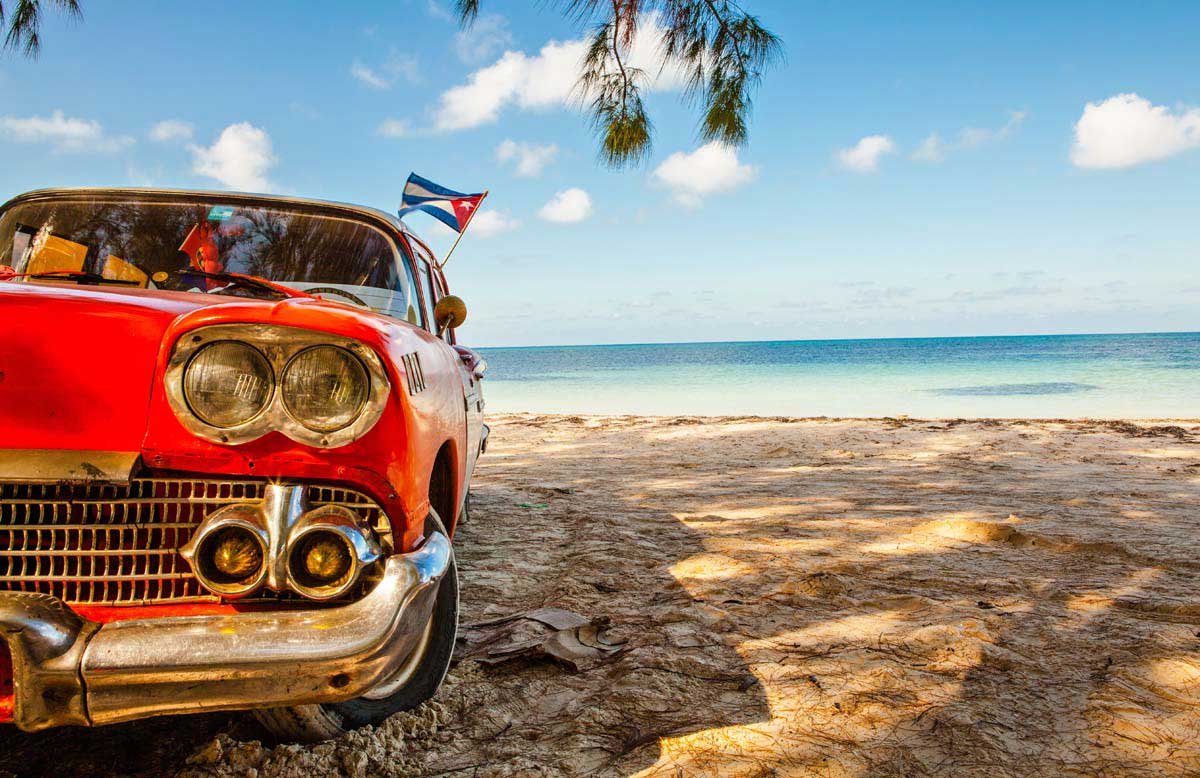 Куба ретро автомобили на пляже