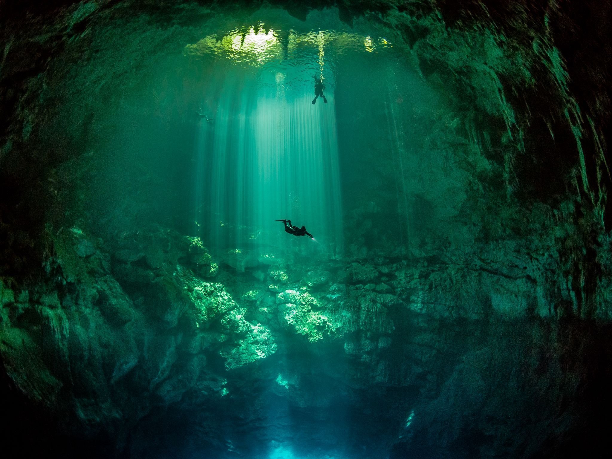 Погрузившись на дно озера. Мексика Сеноты дайвинг. Сенот Ангелита. Подводная пещера Сенот. Сеноты Майя дайвинг.