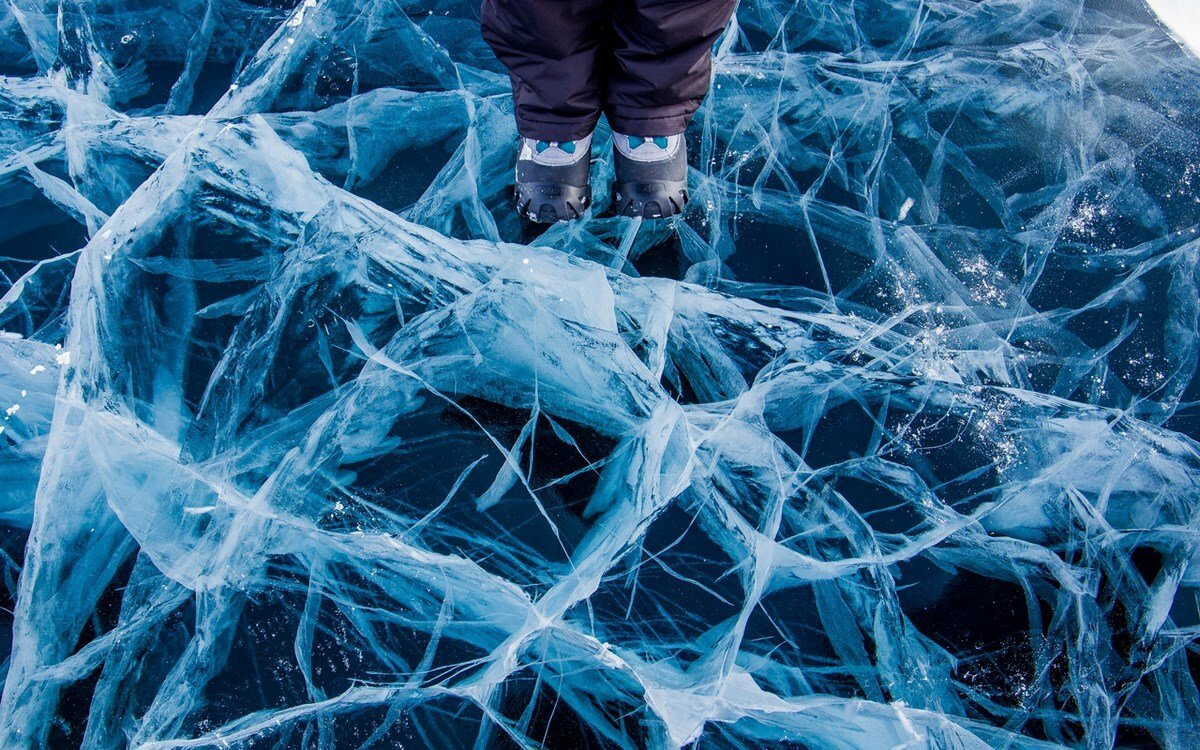 Лед Байкала. Байкал зимой. Замерзший лед Байкал. Звук треска льда
