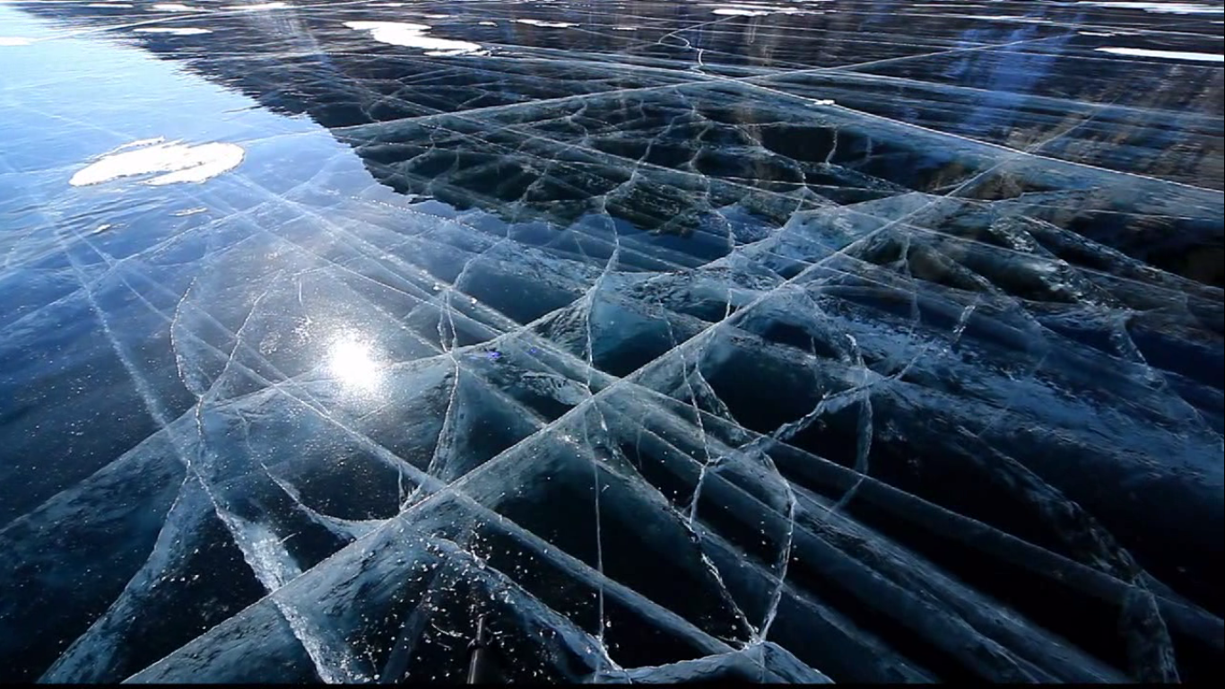 Треснувший лед. Ледяная поверхность. Зимний Байкал. Потресканный лед.