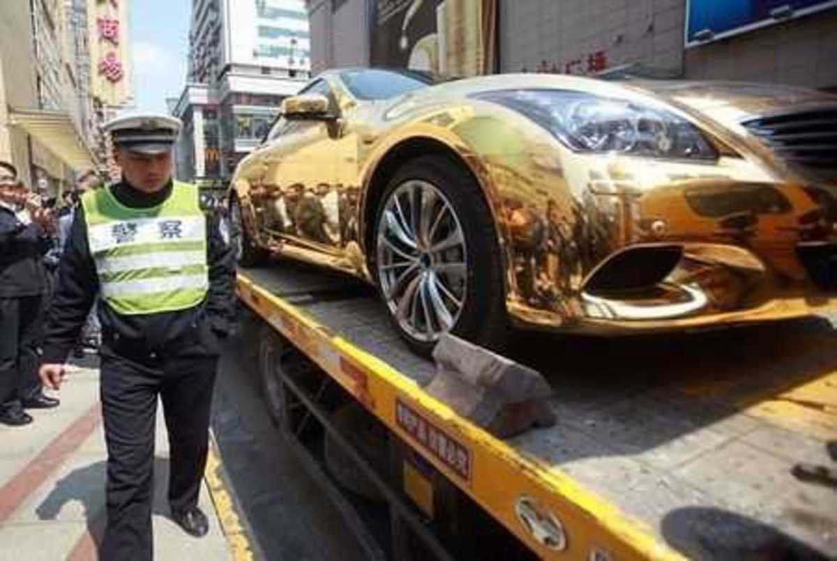 Деньги не самое главное. Золотая машина. Автомобиль из чистого золота. Деньги не главное. Деньги НЕМГЛАВНОЕ В жизни.