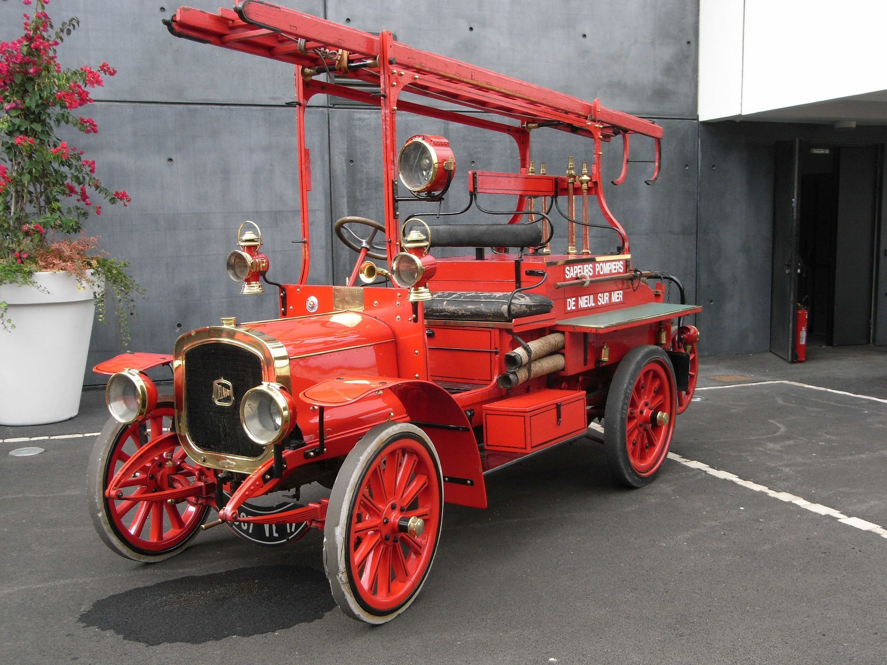 Первые пожарные машины. Пожарная машина Вандерберг 1901. Delahaye пожарная машина. Первая пожарная машина в России 1904. Старинные пожарные автомобили.