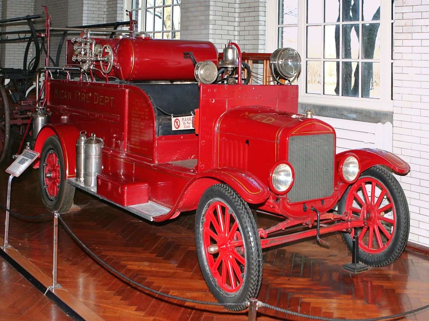 Первые пожарные машины. Пожарная машина Вандерберг 1901. Ford model t firetrack. Ford model c 1904. Ford model t 1905 Иваново.