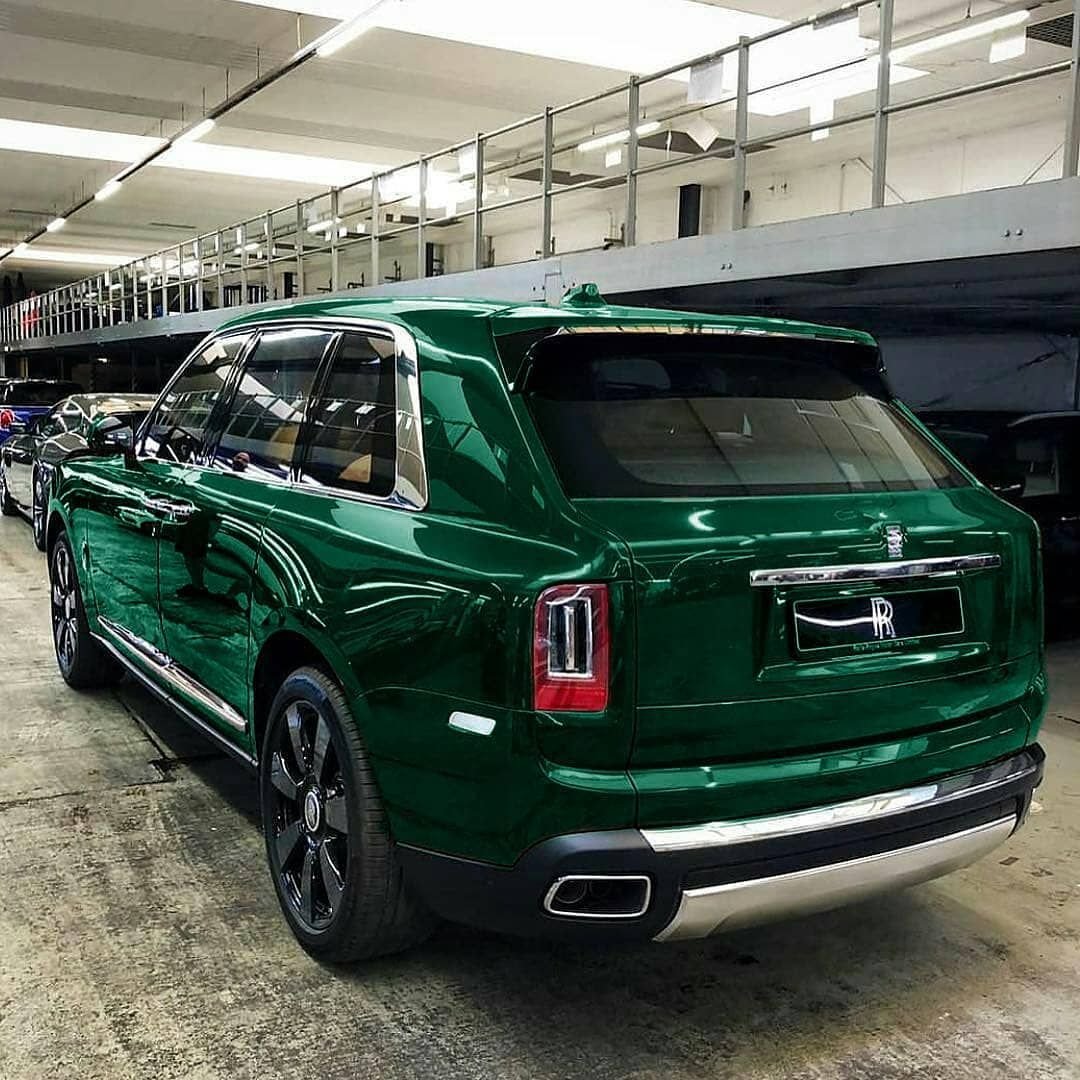 Rolls Royce Cullinan изумрудный