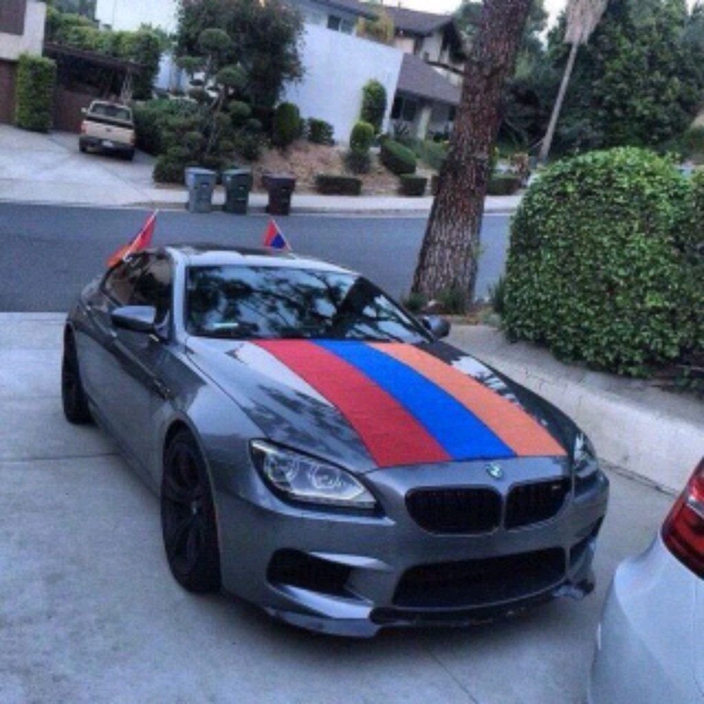 Флаг Армении на машине