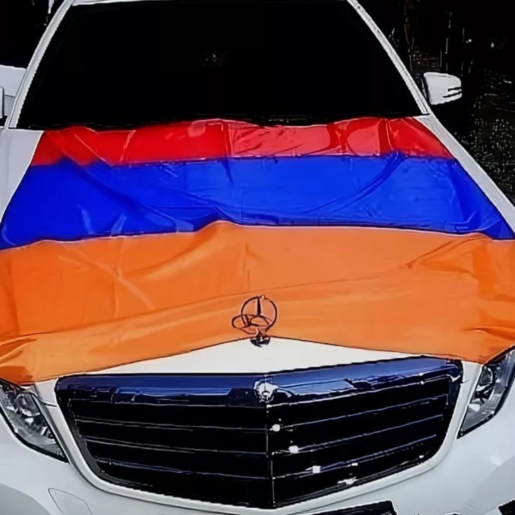 Флаг Армении на машине