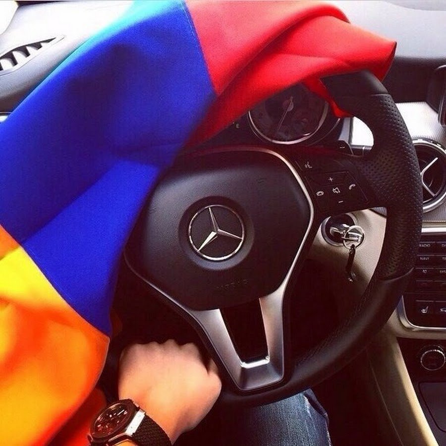 Мерседес с флагом Армении
