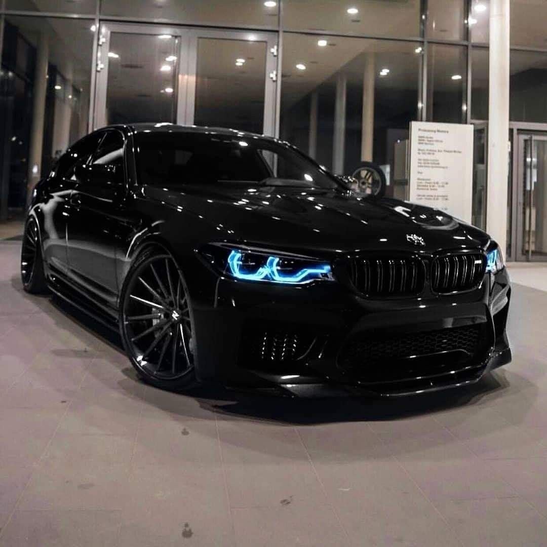 Глубокий черный цвет авто