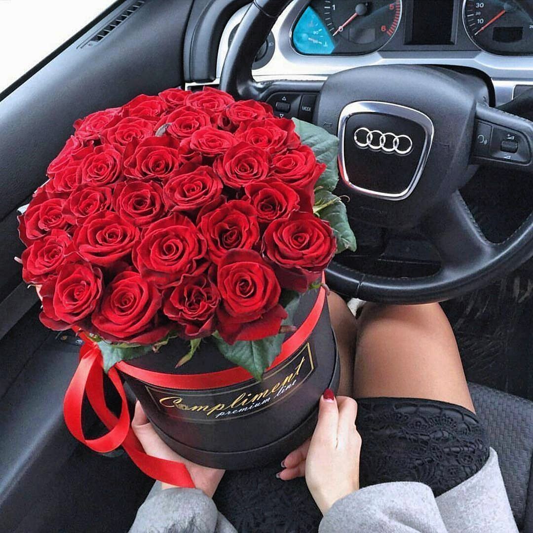 Красивый букет цветов в автомобиле