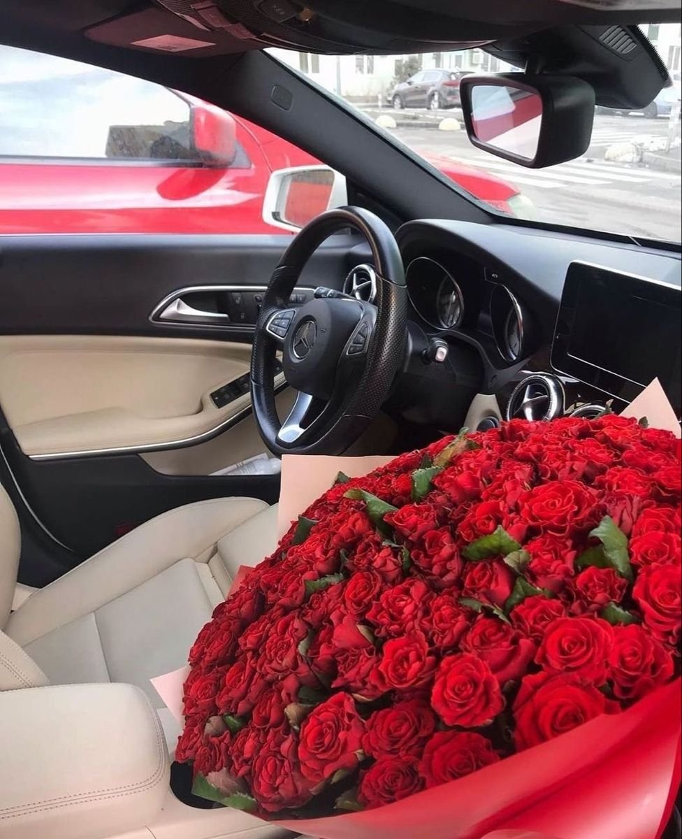 Красные розы в салоне автомобиля