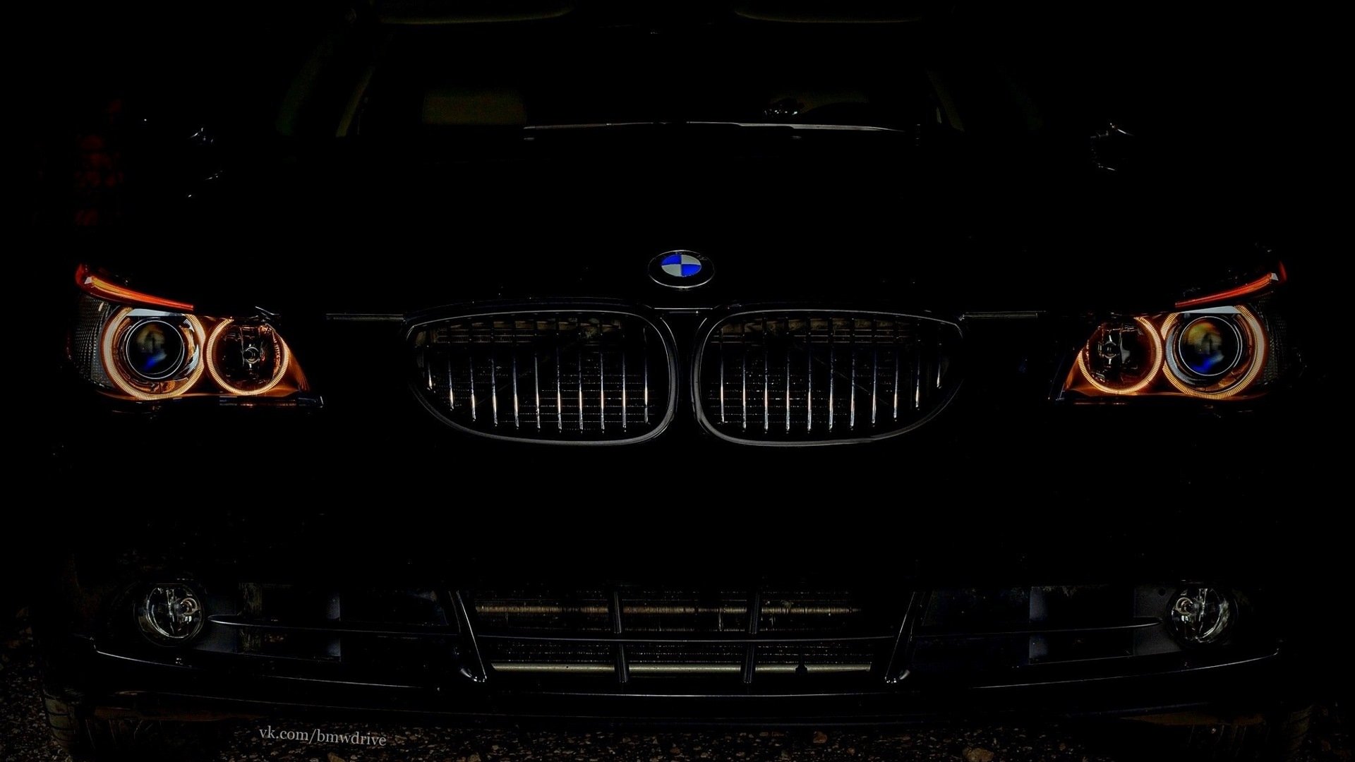 Ангельские глазки х5. БМВ е60 в темноте. BMW m5 e60 ангельские глазки. BMW m5 e60 в темноте. BMW 5 e60 глазки.