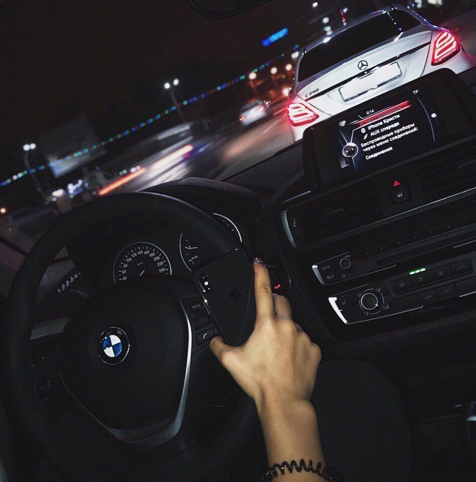 Девушка за рулем BMW