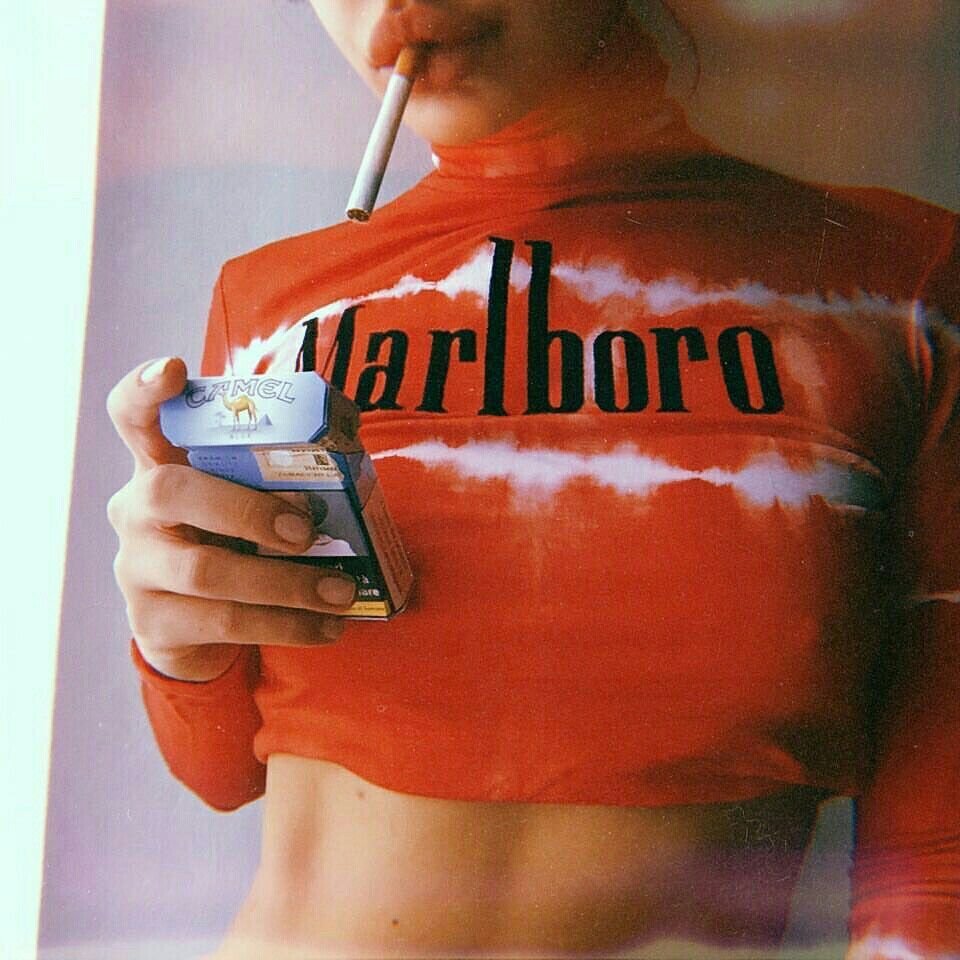 Девушка с сигаретами Мальборо