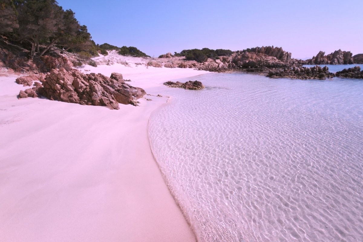 Пляж с розовым песком на Крите