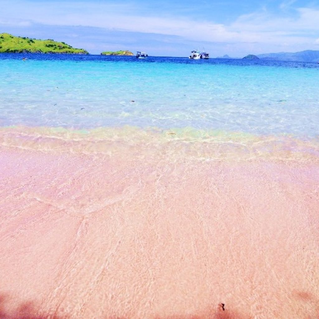Розовый пляж Бали