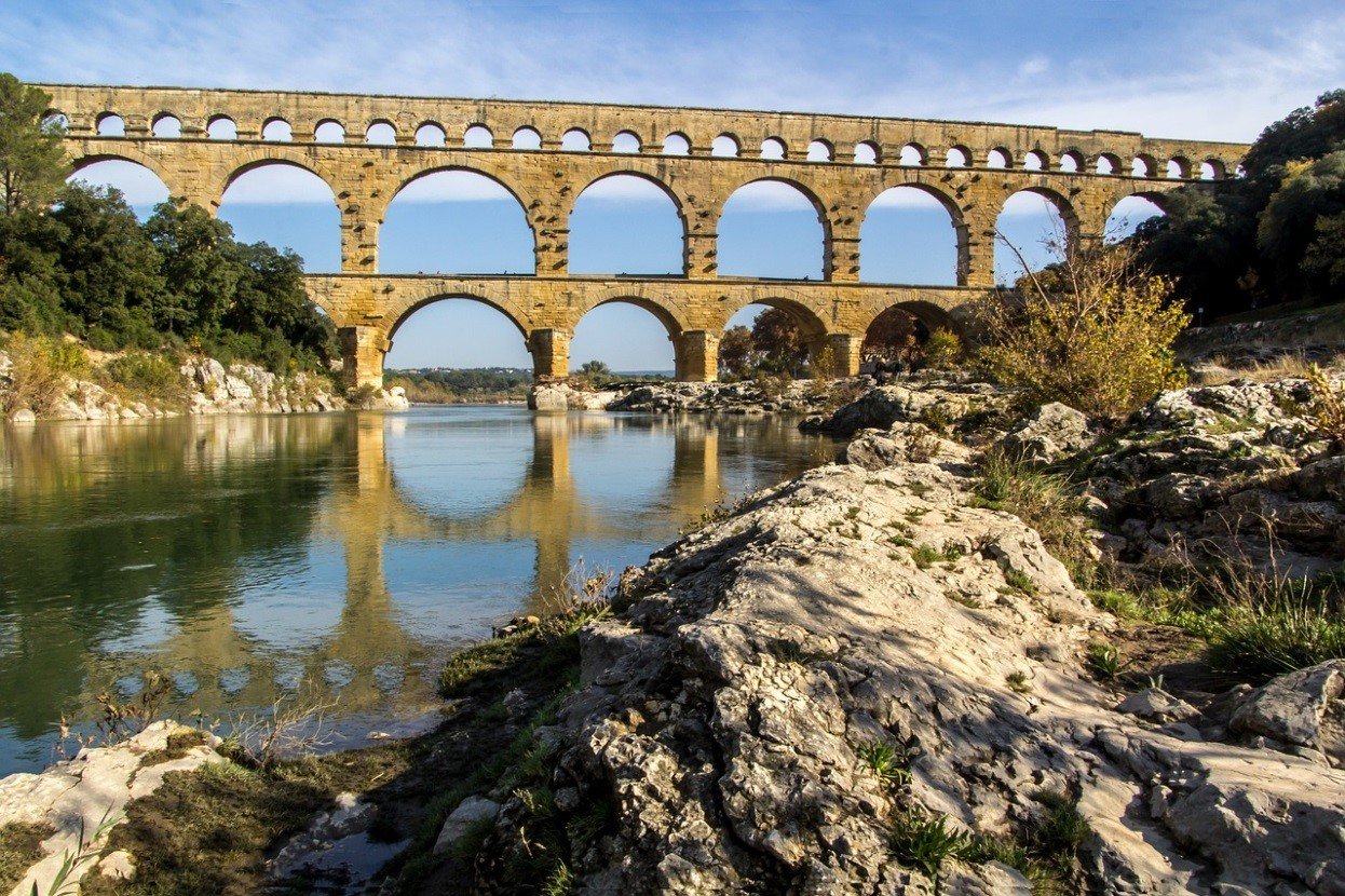 Древнейший в риме мост. Акведук Пон-дю-гар. Пон-дю-гар Франция. Пон-дю-гар Римский акведук. Акведук мост Рим.
