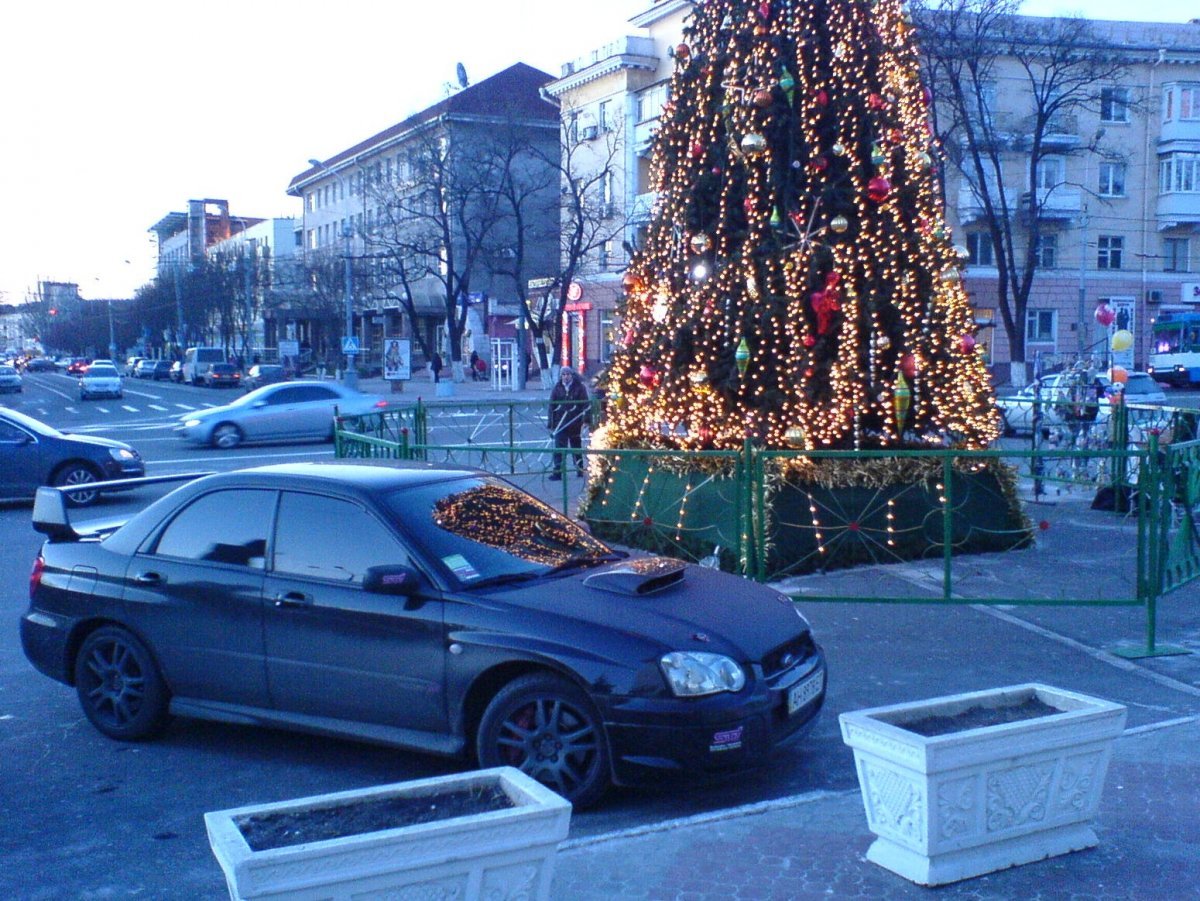 Новогодняя машина с елкой