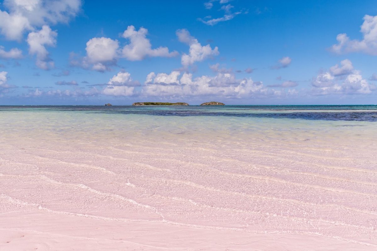 Розовый пляж Пинк Сэндс Бич, Багамы