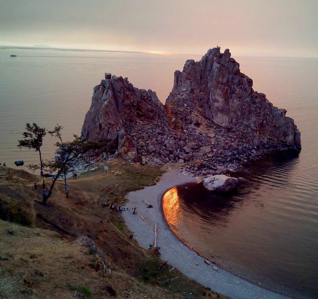 Скала Шаманка на Байкале