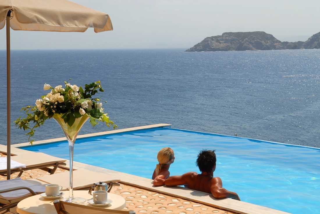 Отель с бассейном с видом на море. Sea Side Resort & Spa 5*. Крит , отель Sea Side Resort & Spa. Море с отелем. Шикарный вид на море.