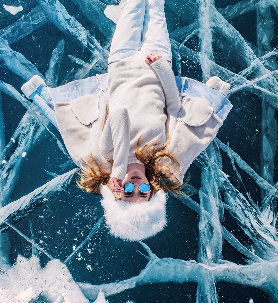 Лежать на льду Байкала