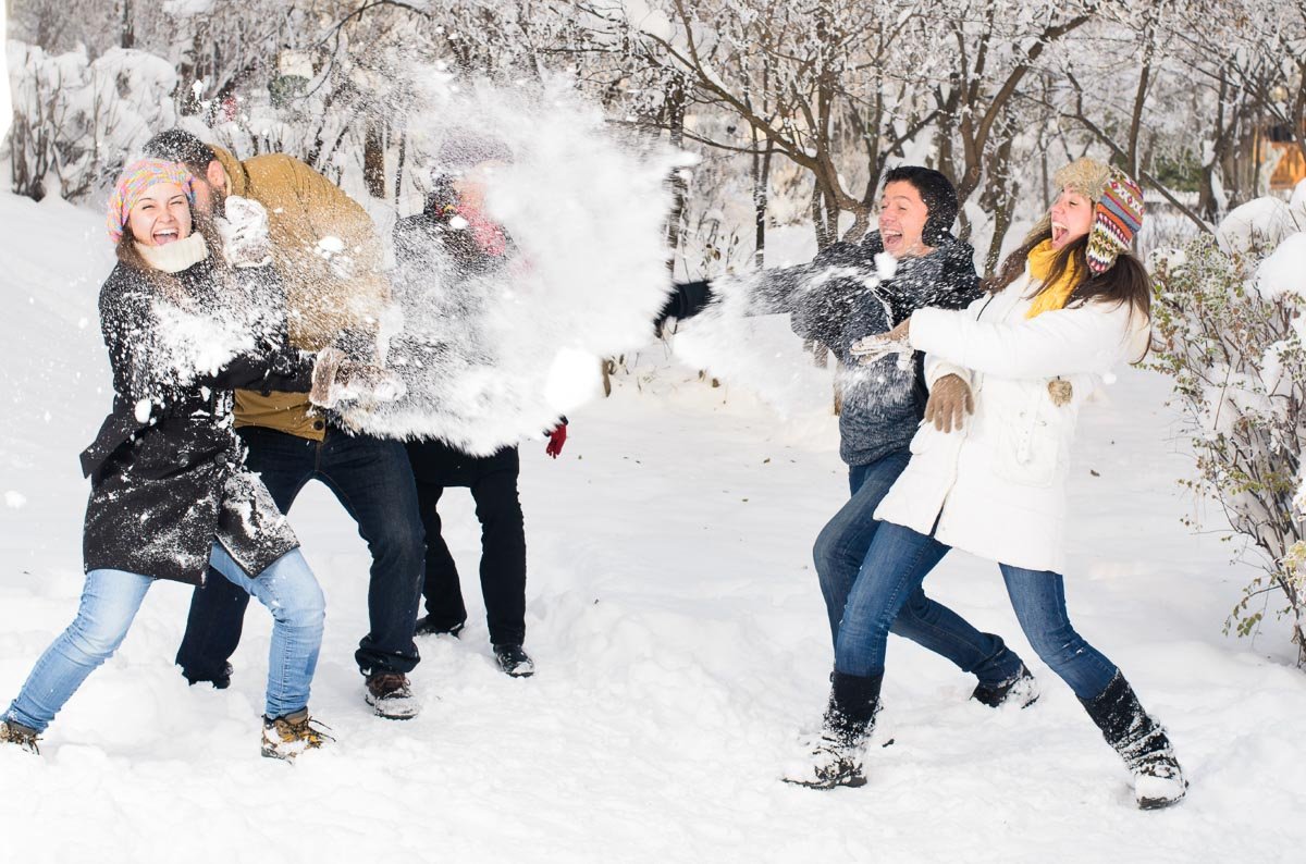 Весело погуляли. Игра в снежки. Зимние развлечения. Прогулка с друзьями зимой. Зимнее веселье.