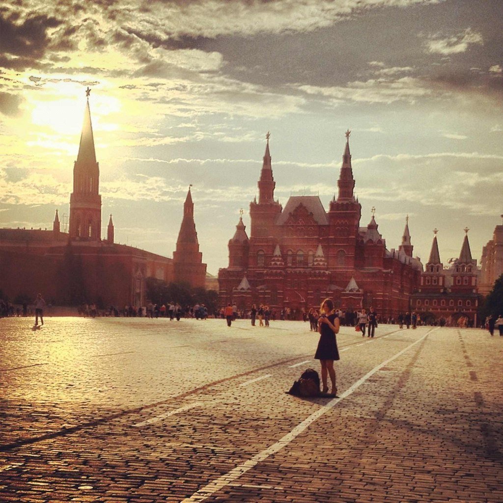 Девушка Москва со спины красная площадь