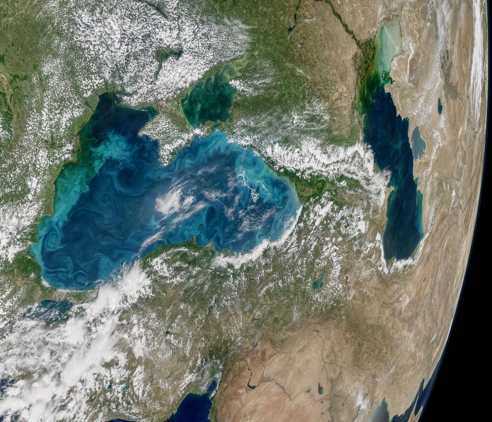 Черное море в реальном времени. Черное море со спутника. Каспийское море и черное море со спутника. Чеоное море со Спутник. Черное море с космоса.