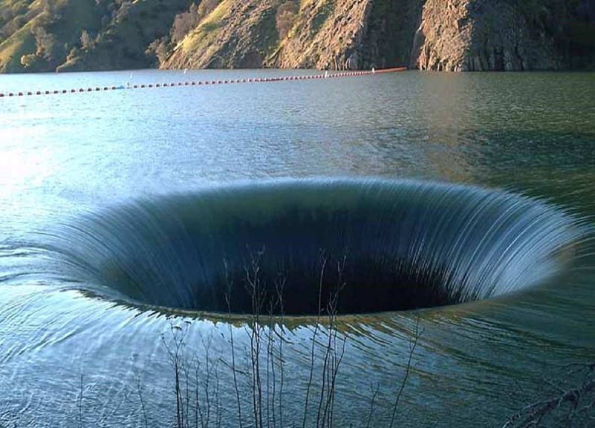 Water mouthing. Плотина Монтичелло Калифорния. Плотина Монтичелло Калифорния дыра. Дыра славы в озере Берриесса Калифорния. Воронка озера Глори-Хоул.