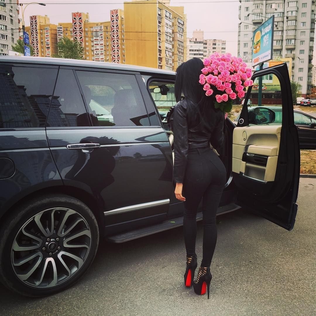 Девушка с цветами возле машины