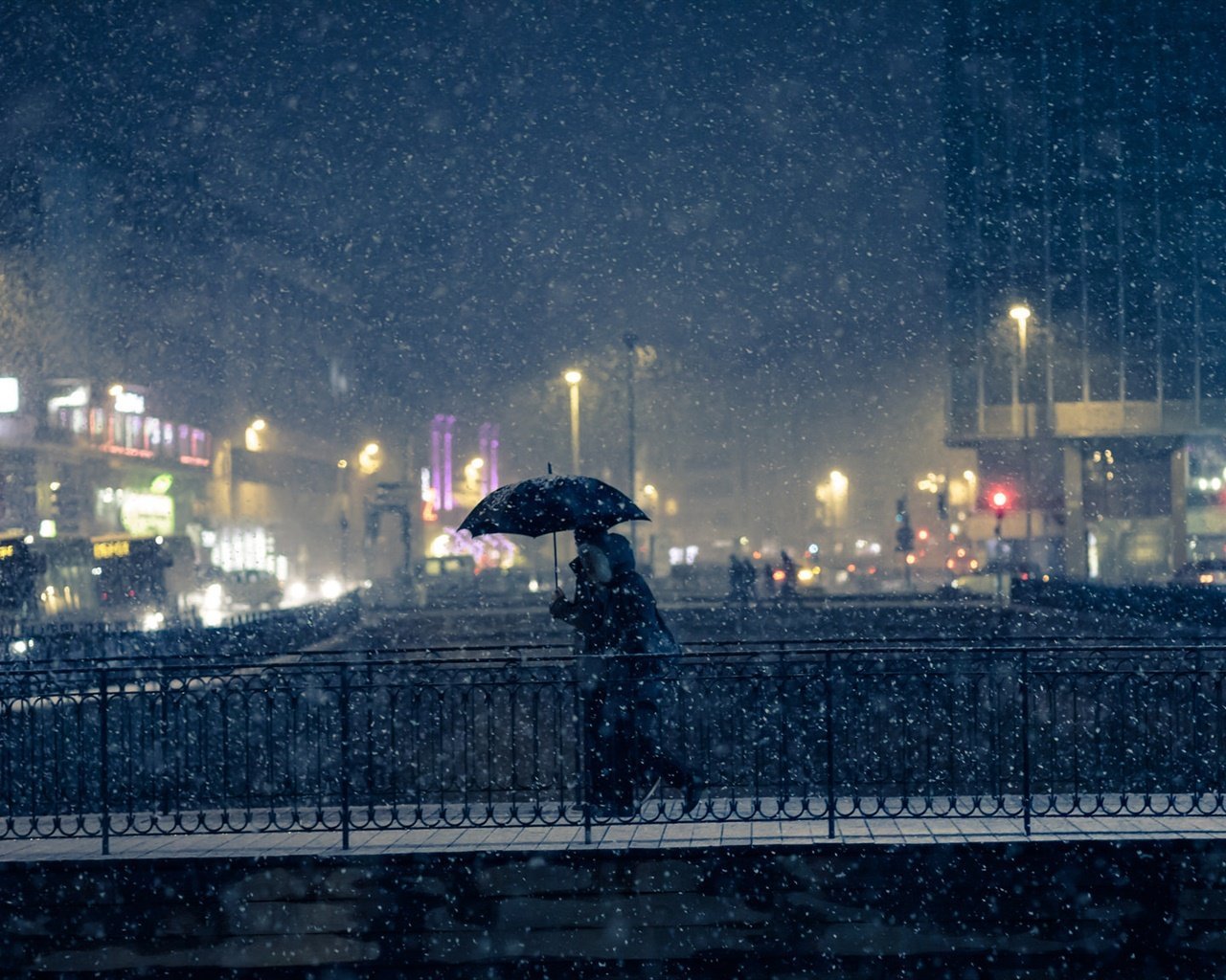 Зимняя ночь в городе. Дождливый город. Ночной снежный город. Снегопад в городе. На город вечер упадет