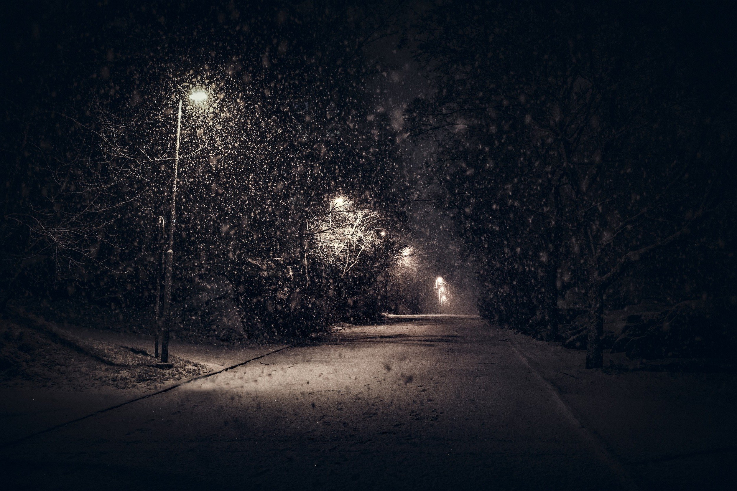 Снежок на дорогу падает. Ночной снегопад. Снег ночью. Ночной зимний город. Ночная зимняя улица.