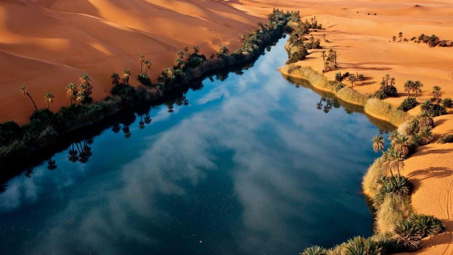 Реки пустыни россии. Оазис Убари Ливия. Пустыня сахара Оазис. Озеро Убари. Пустыня Каракум Оазис.