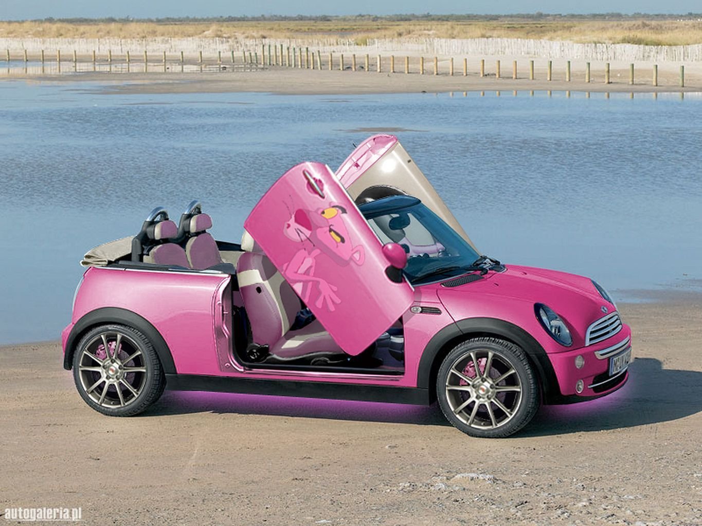 Маленькие машинки 2. Мини Купер смарт. Мини Купер кабриолет розовый. Мини Купер с откидной крышей. Машина мини Купер розовый.