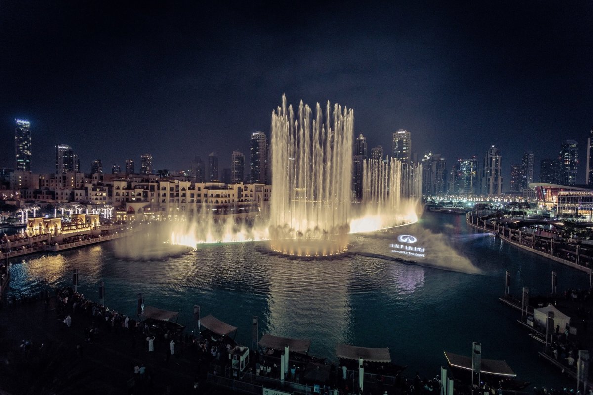 Дубайские фонтаны. Бурдж Халифа фонтаны. Танцующий фонтан в Дубае. Дубай Бурдж Халифа Поющие фонтаны. Dubai Fountain Дубай.
