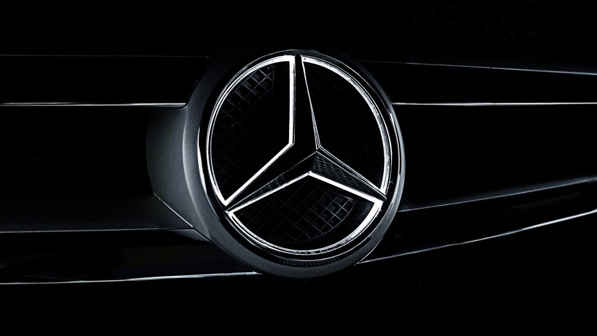 Mercedes Benz logo 2022