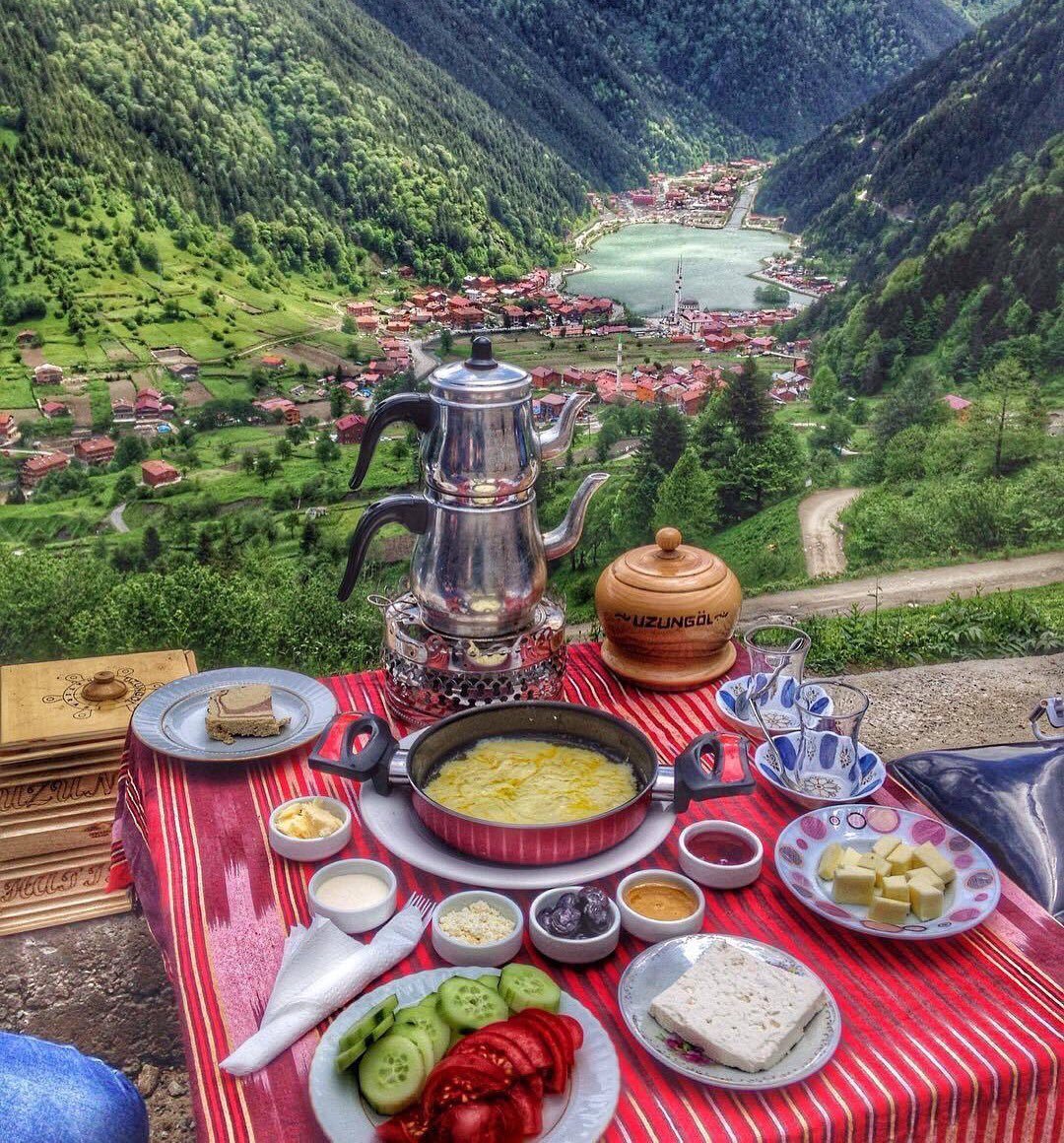 Завтрак на фоне гор