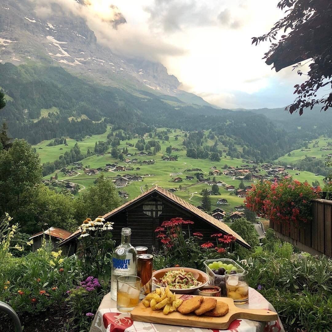 Красивый завтрак в горах