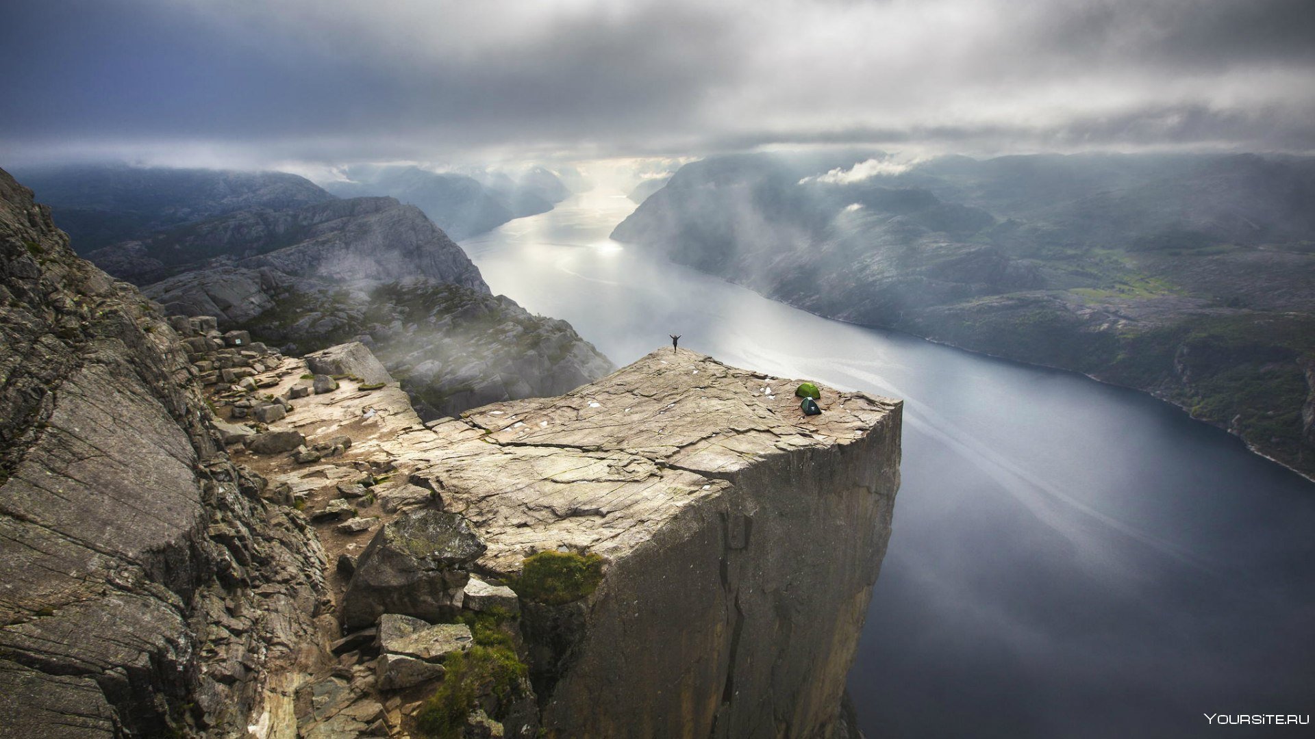 В среди высота скал. Прекестулен Норвегия. Скала Прекестулен Норвегия. Гигантский Утес Прекестулен. Прекестулен — гигантский каменный утёс..