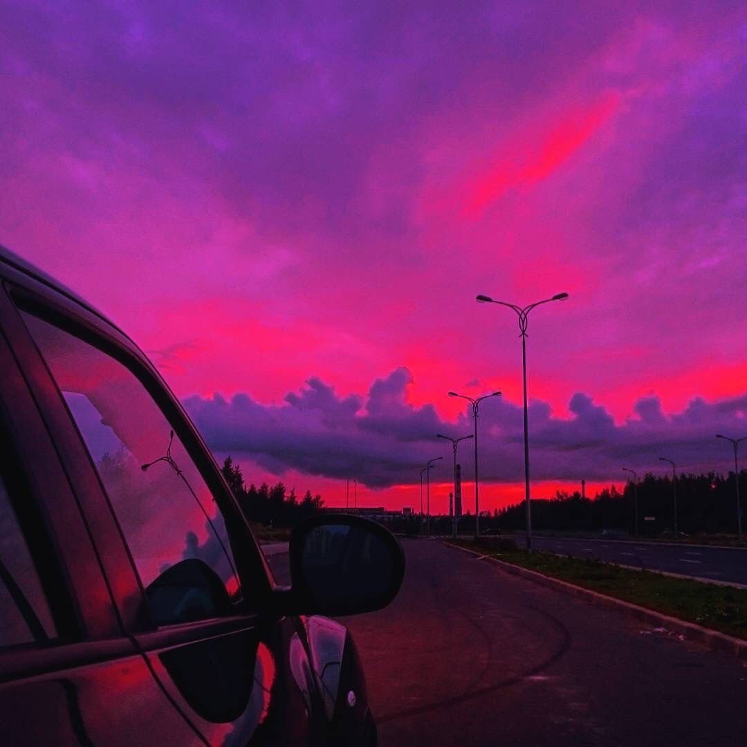 Фиолетовый закат с машиной