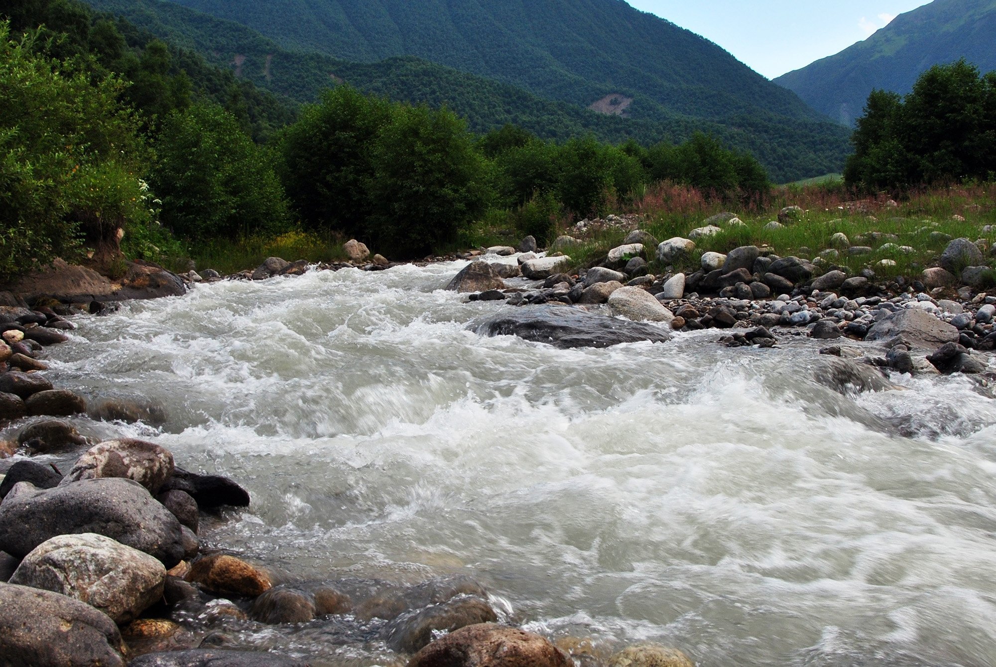 Бекрумс рек. Река Терек Северная Осетия. Река Урсдон Северная Осетия. Терек Горная река. Река Терек на Кавказе.