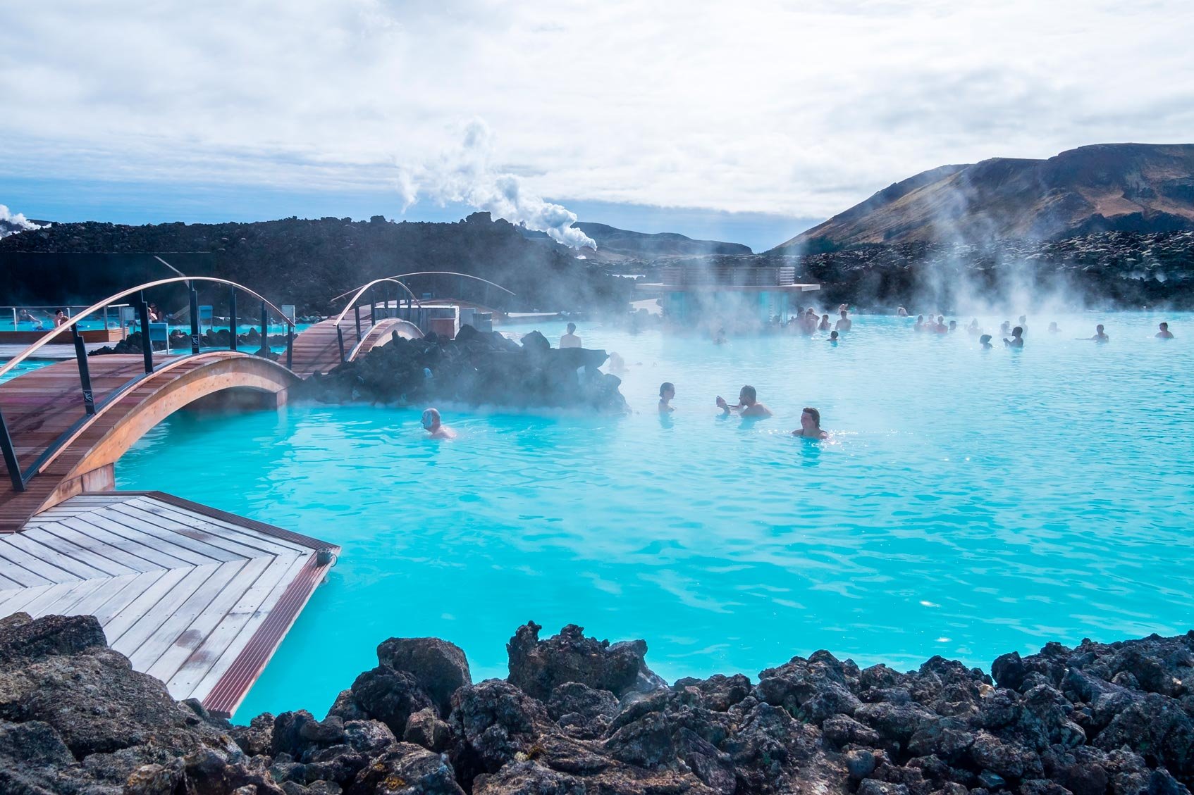 Горячие источники г. Голубая Лагуна Исландия. Голубая Лагуна - геотермальный бассейн в Исландии. Исландия Рейкьявик голубая Лагуна. Голубая Лагуна в Гриндавике Исландия.