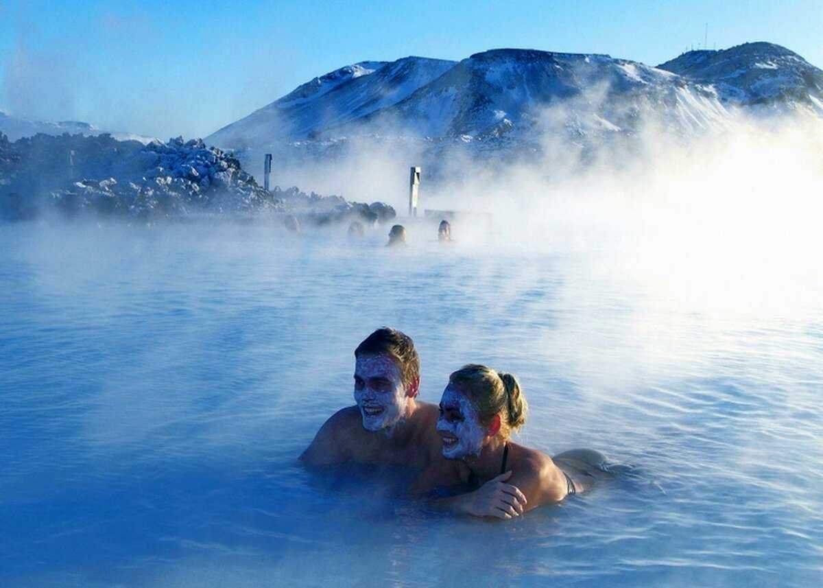 Купание в источнике зимой. Голубая Лагуна Исландия Гейзер. Голубая Лагуна (Гриндавик, Исландия). Голубая Лагуна - геотермальный бассейн в Исландии. Исландия термальные источники голубая Лагуна.
