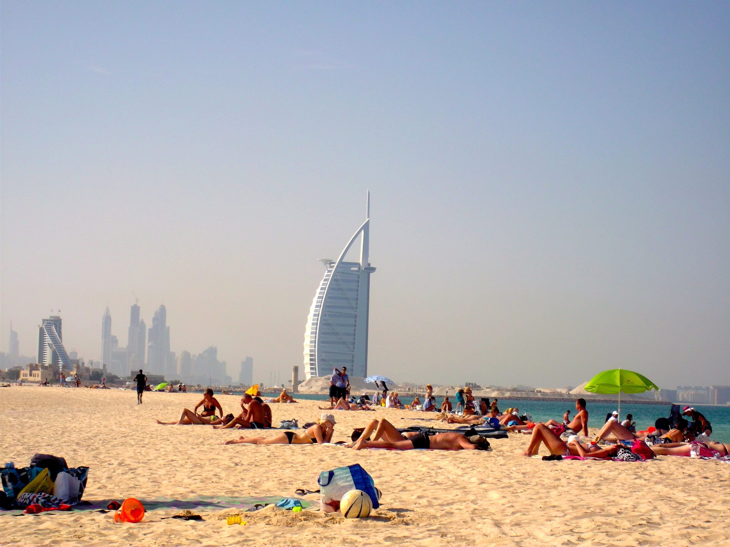 Пляж араб. Пляж Barasti Дубай. Пляж Аль Суфух Дубай. Пляж Джумейра в Дубае. Абу Даби пляжи.