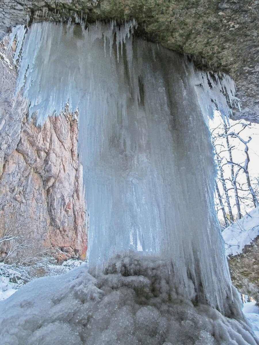 Университетский водопад Мезмай зимой